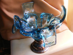 Fémtalpas cseh üveg kínáló asztalközép