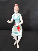 Hollóházi porcelán figura, Paprikát fűző nő