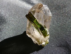 Hegyikristályban nőtt természetes zöld turmalin darabok. Gyűjteményi ásvány, 13 gramm.