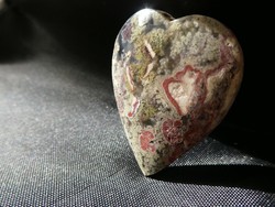 Szív formára vésett, természetes, terepszínű Mohaachát ásvány. Csiszolt felületű. 10,9 gramm