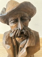 Fából faragott férfi mellszobor, kalapos szobor