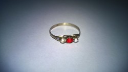 Ezüst gyűrű fehér-piros kővel 925-ös, fémjel