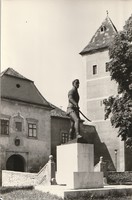 Retro képeslap - Kőszeg, a vár Jurisich Miklós szobrával