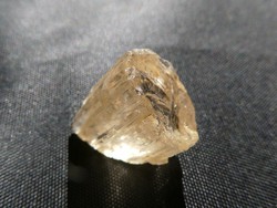 Természetes, nyers aranyló Marialit (a Szkapolit változata) ásvány darab. 5,3 gramm ékszeralapanyag.