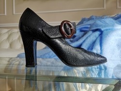 Ferragamo 39 black leather shoes, crocodile print, vinyl buckle,