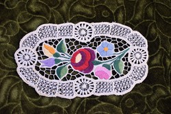 Hímzett riselt kalocsai mintás dísz terítő , asztalközép lakástextil , dekoráció 21 x 12 cm