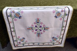 Szőttes vászonra úri hímzés mintás díszterítő , kis terítő , asztalközép 72 x 65 cm 