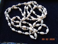 Fehér hosszúkás fazettált gyöngyökből hosszú nyaklánc