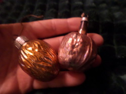 2 db üveg dió / karácsonyfadísz egyben . A régebbi kicsit ezüstösebb , a másik arany színű . 
