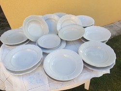 Zsolnay  fehér inda mintás mély tányér 13 db, lapos tányér 9 db  eladó!