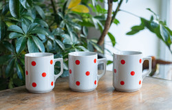 Pajzspecsétes Zsolnay piros pöttyös bögrék - retro porcelán kakaós csészék