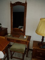 Koloniál fésülködő asztal tükörrel és székkel 