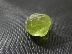 Természetes, nyers olívazöld Peridot / Olivin drágakő. Ékszeralapanyag 4,31 ct