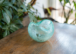 Retro karcagi (berekfürdői) irizáló fátyolüveg hamutál - ritka mintázatú türkiz kék repesztett üveg