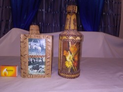 Két darab retro üveg palack - pálcikákkal bevont, képeslapos, égetett minta - együtt - 1981