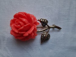 Nagyon szép,  vintage  korall-hatású rózsás bross (kitűző)