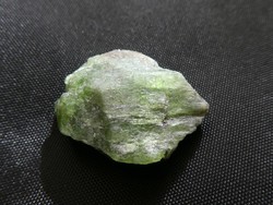Természetes, nyers Peridot ásvány Pirit benövésekkel. 6,7 gramm. Gyűjteménybe vagy marokkőnek.