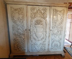 Provence stílusban készült, faragott, festett, 3 ajtós ruhásszekrény