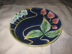Körmöcbányai  , fali tányér  , kézi festésű ,17,2  cm , piciny perem javítással 