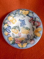 Kék ,sárga, rózsaszín gyümölcs ,porcelán tányér, tál, tálka