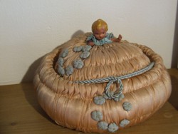 Régi, antik festett kerámia babával díszített selyem varró, piperés vagy ékszer doboz