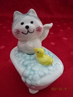 Német porcelán, kádban fürdőző cica, játszik a kacsával.