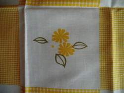 2 small tablecloths with Easter motifs to start the spring