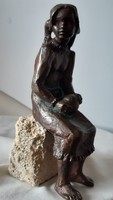 Herczeg Klára: Ülő lány, bronz szobor, kisplasztika