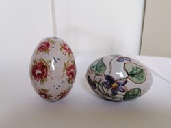 Két darab festett kerámia tojás