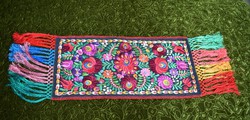 Antik selyemmel hímzett mezőkövesdi matyó mintás díszterítő , terítő , asztalközép 65 x 31 cm + rojt