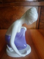 Ritka színű Hollóházi vízmerítő hölgy, porcelán figura