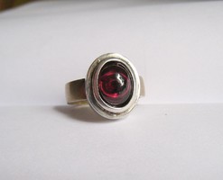 Különleges gránát köves ezüst gyűrű (szem minta)