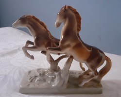 Royal Dux porcelán: Vágtázó lovak