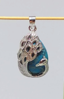 Kék Crazy Lace achát csepp cabochon, tibeti ezüst páva foglalatú medál