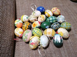 Igazi (fújt) tojásból készült, kézzel festett húsvéti tojások. Egyedi minden darab!