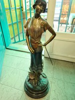 Kalapos hölgy nagy méretű festett -színes bronzszobor