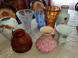 Porcelán és üveg vázák