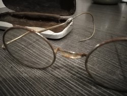 Múlt század elejéről szemüveg, alu tokkal / foglalva
