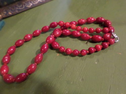 42 cm-es , vöröskorall gyöngyökből álló , melegpiros nyaklánc hosszúkás és kerek gyöngyökkel .