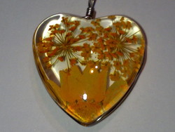 Nyári mező virágai arany sárga virág motívumos muranói üveg szív medál