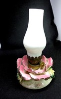 Virágos talpon kis petróleum lámpa
