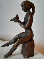 Reich Károly: Galambos lány, 1983, bronz szobor, kisplasztika