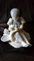 Porcelánfigura "A libatömő lány" (Zsolnay)