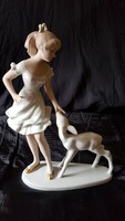 Porcelánfigura, kislány őzikével