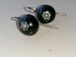 Régi ezüst onix fülbevaló kis ezüst virággal díszítve. 800