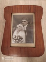Esküvői fotó, egyedi formájú fa keretben. A keret mérete: 34cmx42cm.