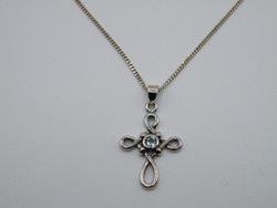 KK1067 Gyönyörű kereszt alakú ezüst medál és nyaklánc 925 jelzett halványkék kővel