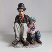 Chaplin és a kis utcagyerek - festett biszkvit porcelán figura