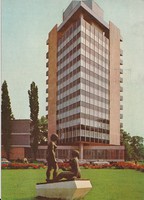 Retro képeslap - Debrecen, SZOT Kohász üdülő - "Bőség" című szobor (Vígh Tamás)
