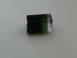 Természetes kétszínű Turmalin darab. Zöld-rózsaszín ásvány, ékszeralapanyag. 0,47 gramm